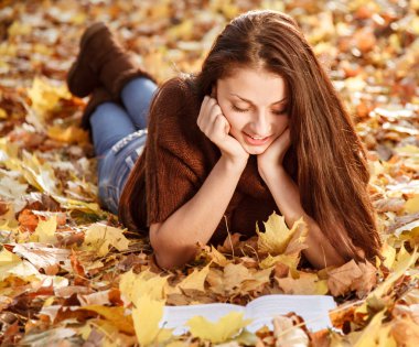 genç kadın okuma kitabı