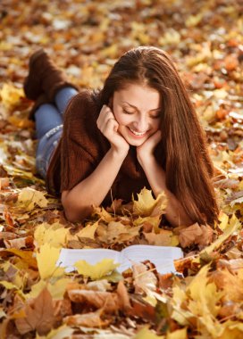 genç kadın okuma kitabı