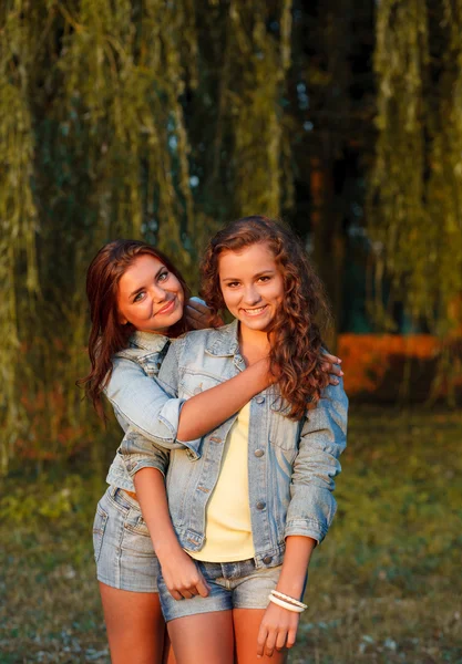 Dos chicas adolescentes —  Fotos de Stock