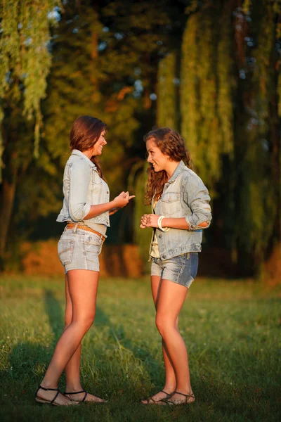Dwie nastoletnie dziewczyny — Zdjęcie stockowe