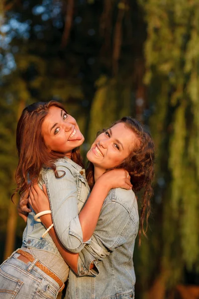 Zwei Teenager-Mädchen — Stockfoto