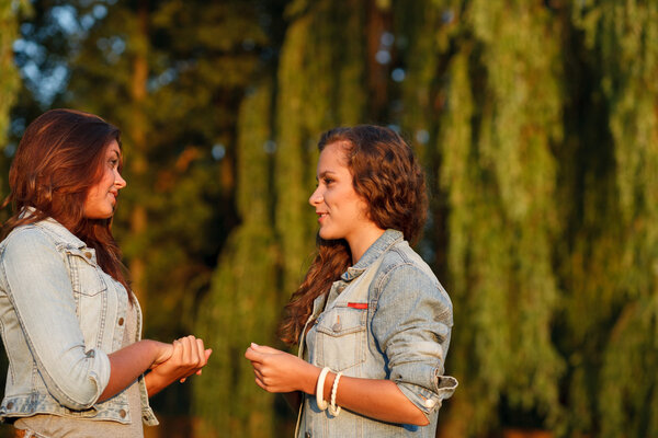 Две девочки-подростки
