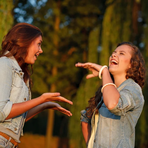 Twee tienermeisjes — Stockfoto