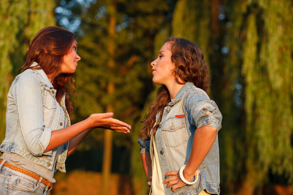 Две девочки-подростки
