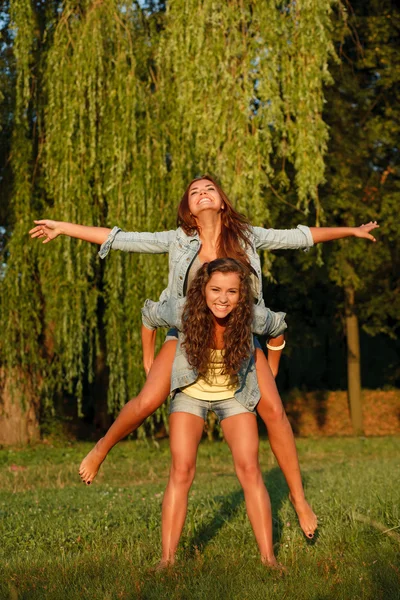 Twee tienermeisjes — Stockfoto