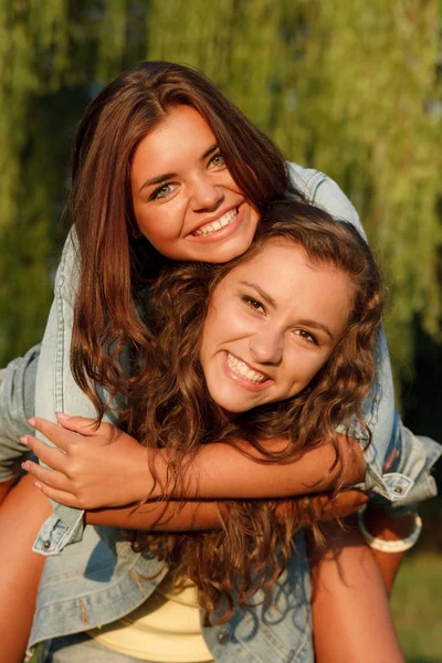 Dos chicas adolescentes — Foto de Stock