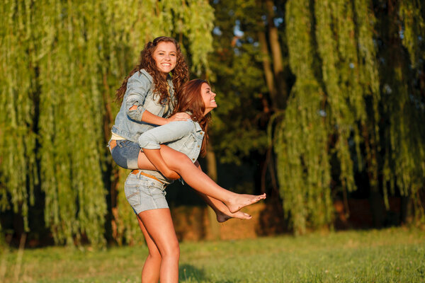 Две счастливые девушки
