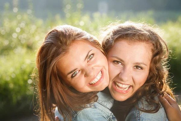 Due ragazze adolescenti — Foto Stock