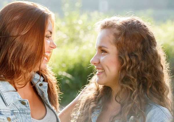 Zwei Teenager-Mädchen — Stockfoto