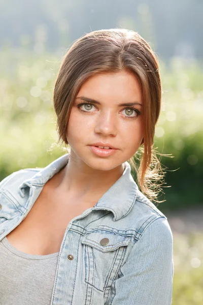 Schöne Teenager-Mädchen — Stockfoto