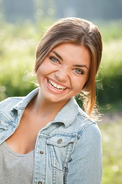Piękna nastolatka śmiejąc się — Zdjęcie stockowe
