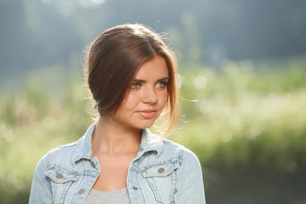 Piękna nastolatka na zewnątrz — Zdjęcie stockowe