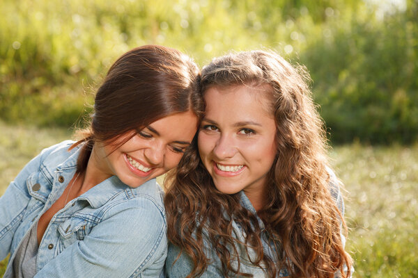 Две девушки
