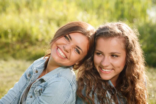 Two girlfriends — Stock Photo, Image