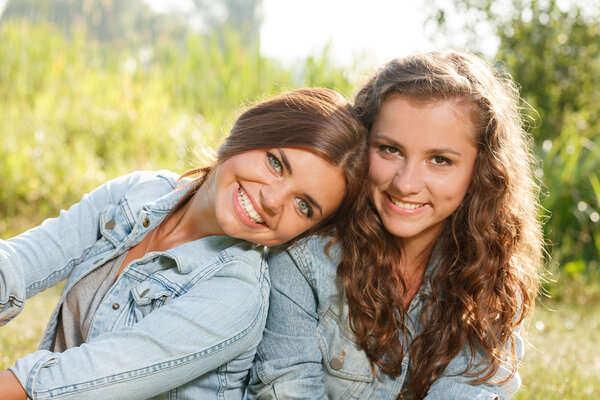 Две девушки
