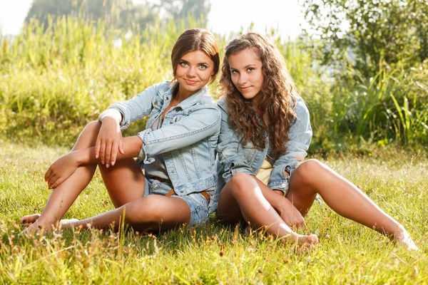 Dos novias sentadas en la hierba — Foto de Stock