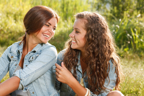 Две девушки
