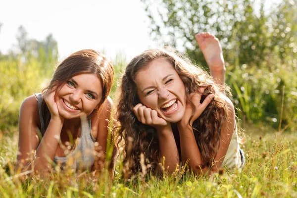 çimlerde uzanmış iki kız arkadaşım