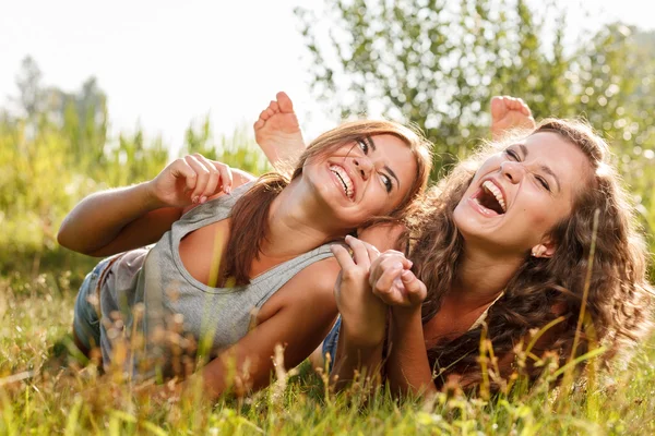 Due amiche sdraiate sull'erba — Foto Stock