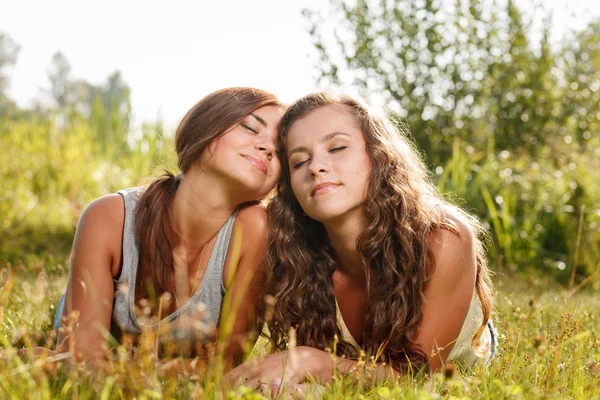 Due amiche sdraiate sull'erba — Foto Stock