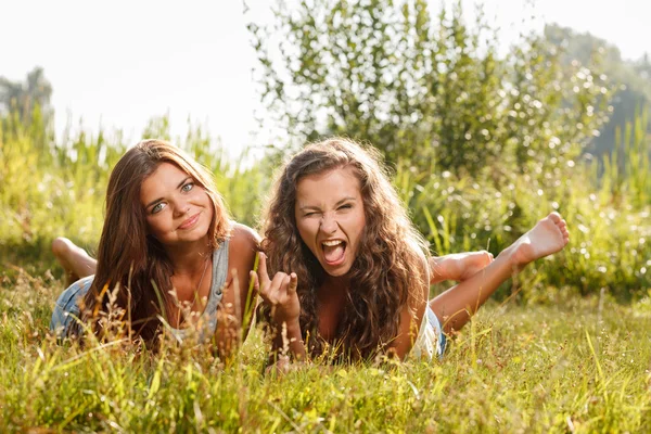 Çimlerde uzanmış iki kız arkadaşım — Stok fotoğraf