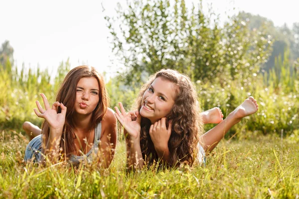 Çimlerde uzanmış iki kız arkadaşım — Stok fotoğraf