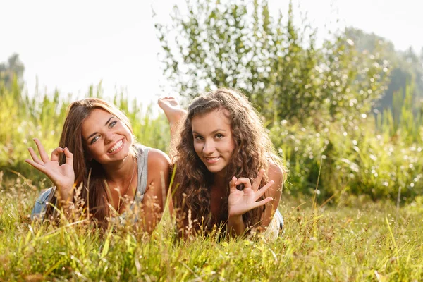 Due amiche sdraiate sull'erba — Foto Stock