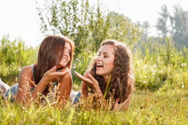 çimlerde uzanmış iki kız arkadaşım