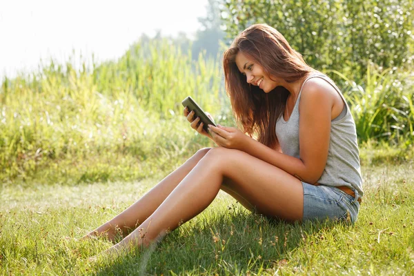 Teenage girl using tablet pc — Stock Photo, Image