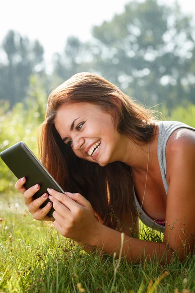 Teenage girl using tablet pc — Stock Photo, Image