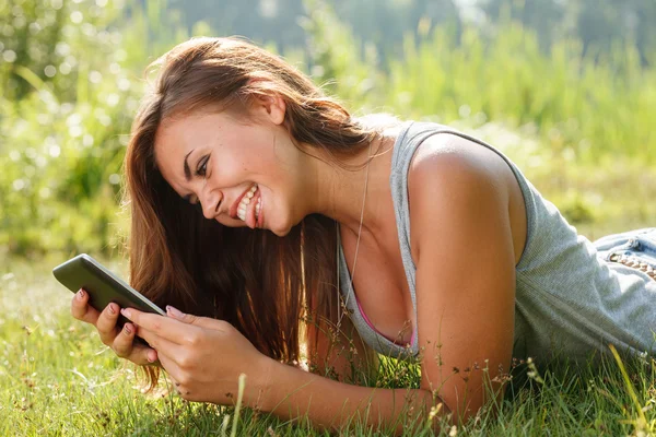 Adolescente usando tablet pc — Fotografia de Stock