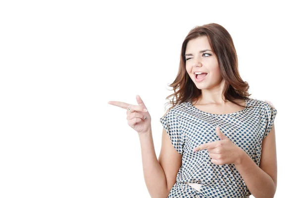 yana doğru işaret eden genç kadın