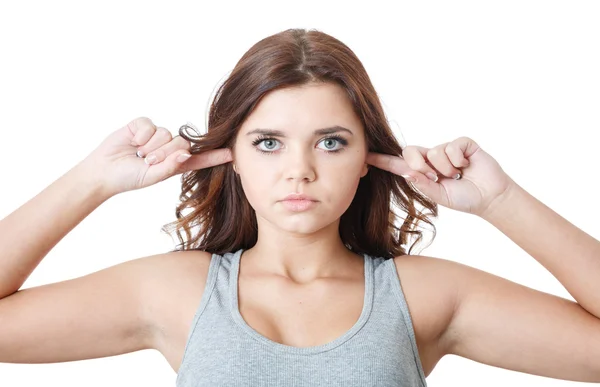 genç kadın parmaklarını kulaklarına koyarak