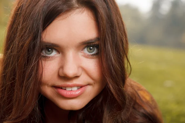 Close-up van jonge vrouwelijke glimlachen — Stockfoto