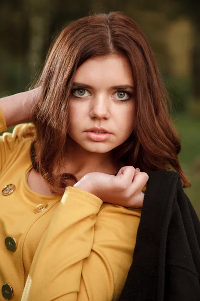 Jeune femme en forêt — Photo