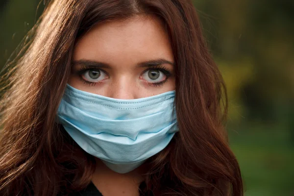 genç kadın maskesi