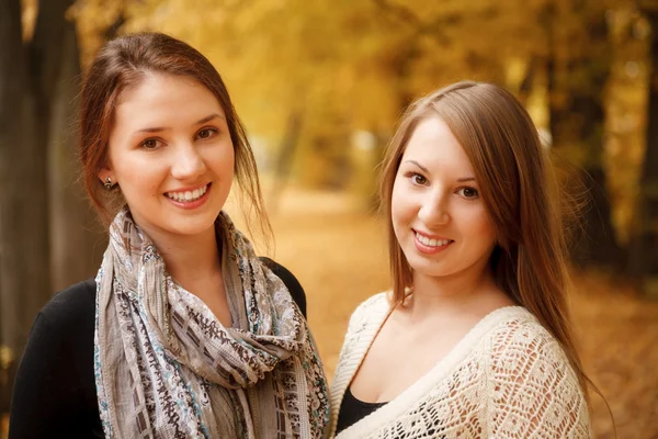 Two young females outdoors — Stock Photo, Image