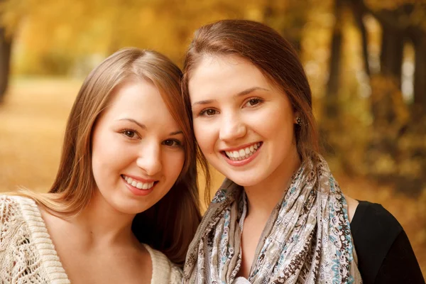 Zwei junge Weibchen im Freien — Stockfoto