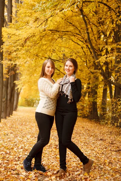 Två unga kvinnor utomhus — Stockfoto
