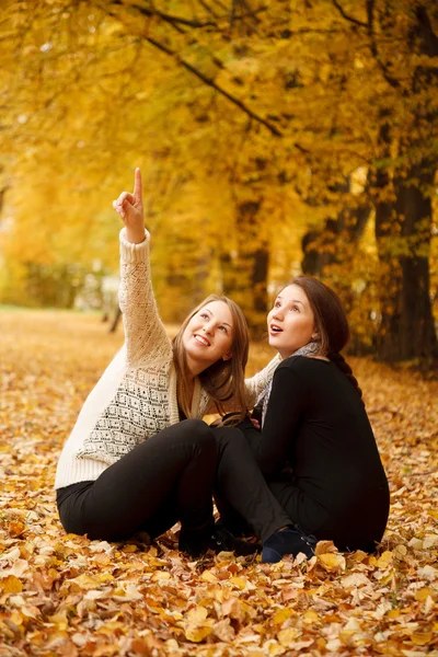 Two young females outdoors — Stock Photo, Image