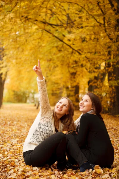 Two young females outdoors — Stock Photo, Image