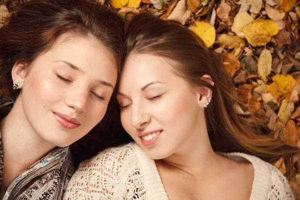 Two young females outdoors — Stock Photo, Image