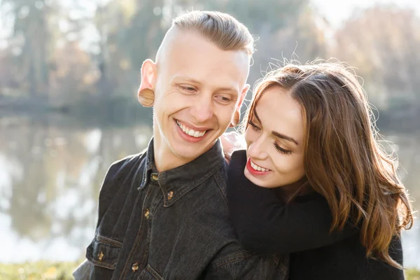若いカップルの笑顔 — ストック写真