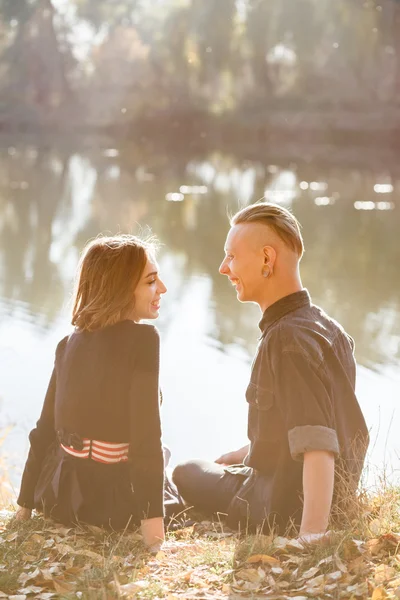 Reden und Lachen — Stockfoto