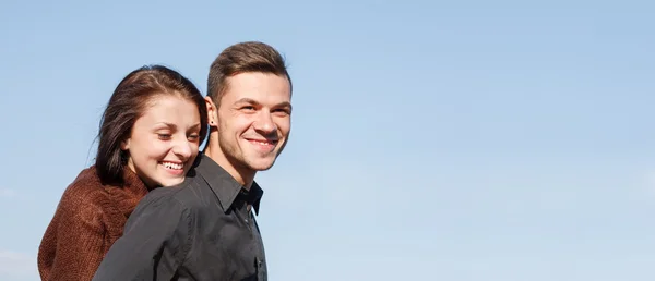 Pareja joven riendo — Foto de Stock