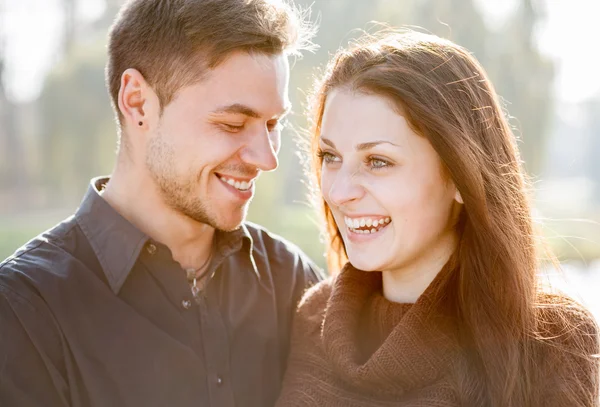 Casal jovem rindo — Fotografia de Stock