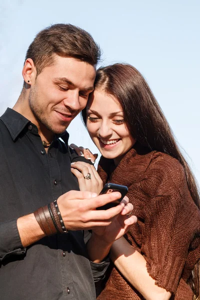 Macho e fêmea leitura sms — Fotografia de Stock