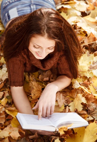 Jovem livro de leitura feminina — Fotografia de Stock