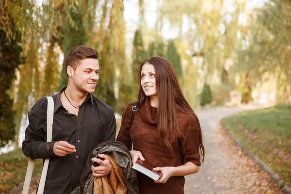 Pareja joven caminando al aire libre —  Fotos de Stock