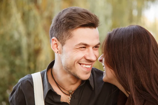 Casal jovem rindo — Fotografia de Stock